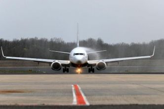 "Des vibrations et un bruit sourd" : le toboggan d'urgence d'un Boeing se détache en plein vol, l'avion fait demi-tour