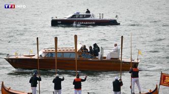 VIDÉO - Premier voyage pontifical en sept mois : les images du pape François en bateau à Venise | TF1 INFO