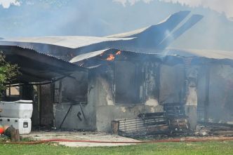 Une maison détruite par les flammes à Tubuai