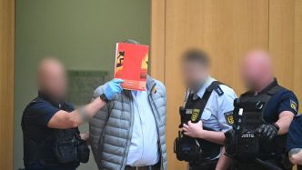 Allemagne : le procès spectaculaire de 9 "Citoyens du Reich", suspectés d'avoir préparé un coup d'État