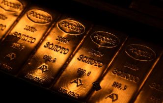 Les prix de l'or diminuent alors que le dollar se raffermit avant la réunion de politique de la Fed