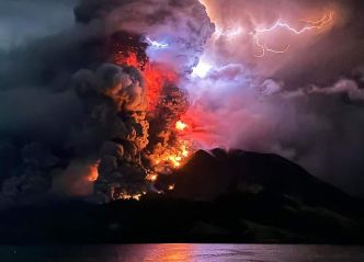 Indonésie : nouvelle éruption du mont Ruang et fermeture d'un aéroport international voisin