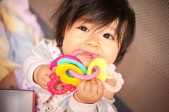 Voici pourquoi il ne faudrait jamais donner de jouets en plastique aux bébés selon un médecin