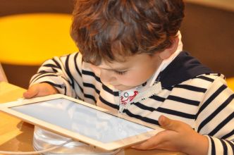 Des experts préconisent d’interdire l’usage des écrans aux enfants de moins de 3 ans