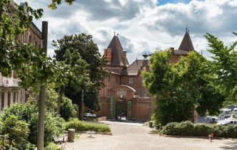Tarn-et-Garonne : Alcoolisé, un Britannique défèque dans la cour d'un musée et couvre d'insultes racistes les agents