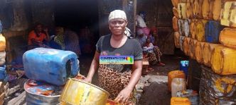 N’Zérékoré : la levée de l'interdiction d'exporter l'huile rouge bien accueillie par les  commerçantes