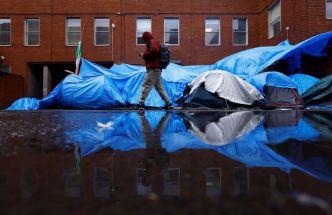 La police irlandaise démantèle le "village de tentes" des migrants à Dublin