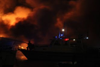 Quatre bateaux en feu dans le port de Saint-Laurent-du-Var mercredi soir, les images sont impressionnantes