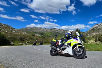 À Grasse, les agents motocyclistes de la police nationale de Cannes initient les motards aux courbes et trajectoires de sécurité: on les a suivis