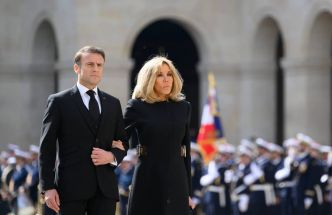 Brigitte et Emmanuel Macron : ce cliché en action plein de complicité pris dans l'entrebâillure d'une porte