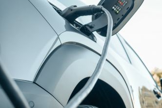 “Un déficit infrastructurel” : le nombre de bornes de recharge est insuffisant pour les voitures électriques