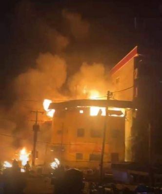 Urgent : Un incendie en cours au marché Madina, Dre Diaka Sidibé appelle à la prudence