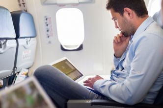 Ordinateur portable dans un avion : Que dis les compagnies aériennes ?