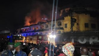 Conakry. Un immeuble brûle au marché Madina