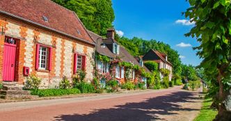 Classée parmi les plus beaux villages de France, cette commune de Normandie est un havre de paix