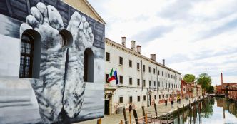 « Je n’ai jamais pensé que je pourrais aller en prison ! » Maurizio Cattelan va nus pieds à Venise