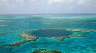 D'une profondeur de 420 mètres, ce “trou bleu” est le plus profond du monde et recèle des secrets passionnants !