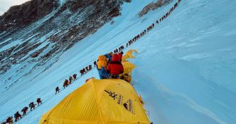 Everest : le nombre d'alpinistes sur le plus haut sommet du monde limité par la justice népalaise