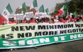 Les syndicats nigérians appellent le gouvernement à appliquer le nouveau salaire minimum d'ici fin mai