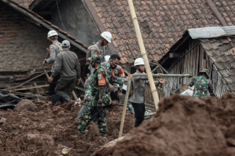 Au moins quinze morts dans des glissements de terrain en Indonésie