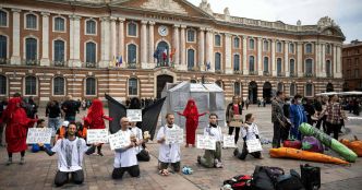 Mobilisation contre l'A69 : une action surprise place du Capitole à Toulouse contre les «usines à bitume»