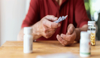 Personnes âgées: la prise de médicaments sans avis médical peut provoquer des interactions médicamenteuses