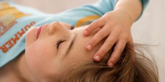 La migraine chez l'enfant : comment repérer les symptômes et quelles solutions existent ?