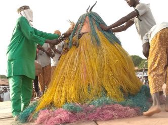 Burkina – SNC  – Village des communautés : Un masque béninois se déplace et danse seul