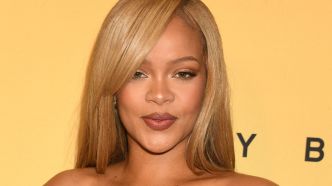 Rihanna ose le carré blond platine et le body transparent au décolleté plongeant : elle se dévoile plus sexy que jamais