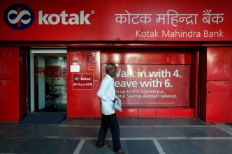 La banque indienne Kotak Mahindra fait son plus grand bond en deux ans et demi, le PDG estimant que l'impact de l'ordre de la RBI est minime.