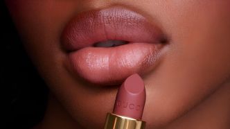 Alerte beauté : Ce rouge à lèvres longue tenue est idéal pour une bouche sexy 90'S !
