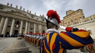 «Passez moins de temps sur vos portables, visitez Rome», lance le pape François aux nouveaux gardes suisses