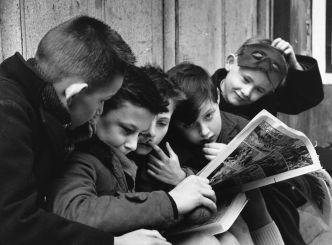 Quand Janine Niépce, photoreporter majeure du XXe siècle, se mettait à hauteur d'enfants