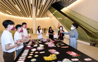 Peng Liyuan visite le si�ge de l'UNESCO et rencontre sa directrice g�n�rale