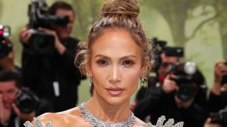 Jennifer Lopez, subjuguante : décolleté plongeant et robe transparente, elle dévoile son fessier au Met Gala