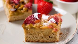 Renversez vos papilles avec ce gâteau retourné à la rhubarbe et à la fraise, c'est un délice !