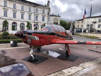Cognac : un avion aux couleurs du Petit Prince s'est posé au milieu de la place François-Ier