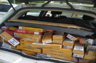 La voiture déborde de paquets de cigarettes et de tabac à rouler : 535 cartouches saisies par les douanes lors d'un contrôle