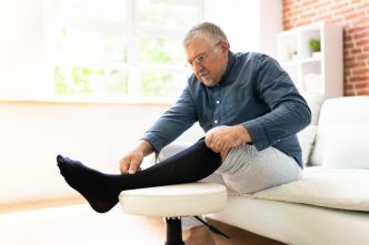 Ces symptômes d'alerte au niveau des pieds et des jambes peuvent être le signe d'une maladie silencieuse et méconnue