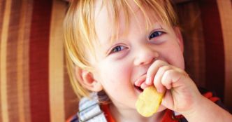 À quel âge Bébé peut manger des chips ?