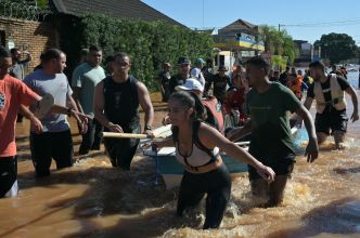 Brésil : l'eau potable, un trésor, dans le sud inondé