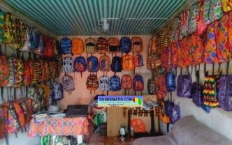 Donner vie aux sachets d'eau minérale vides : l'idée révolutionnaire de l'artisan Fodé Camara à Conakry
