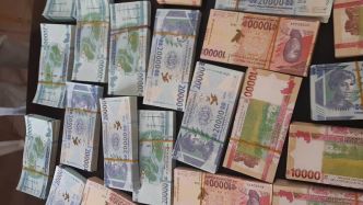 Guinée : des billets de Banque neufs inondent la cité