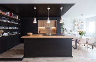 Les idées des architectes pour aménager une cuisine noire et bois