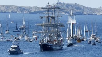 JO Paris 2024 : "C'est de la folie", à Marseille, la flamme olympique parade en mer avant de toucher terre