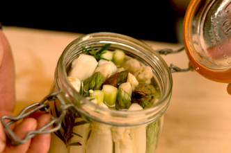 Pickles d'asperges vertes et blanches aux aromates