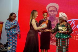 4e Edition du Prix M. T. Kasalu : Salimata Kini, épouse du Président Directeur Fondateur de l'université Aube Nouvelle honorée