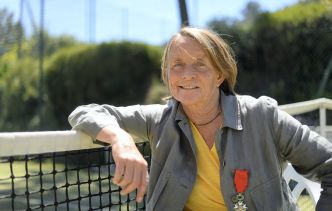 Boris Cyrulnik remet la Légion d'honneur à l'ancienne joueuse de tennis Isabelle Demongeot