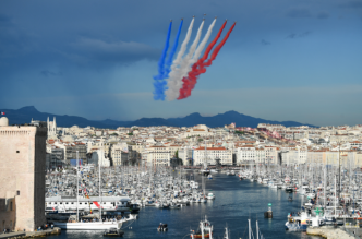 JO-2024: La flamme olympique entre dans le Vieux-Port de Marseille