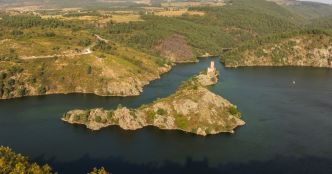 Bon plan : ce château surplombant un lac d'Auvergne se visite gratuitement
